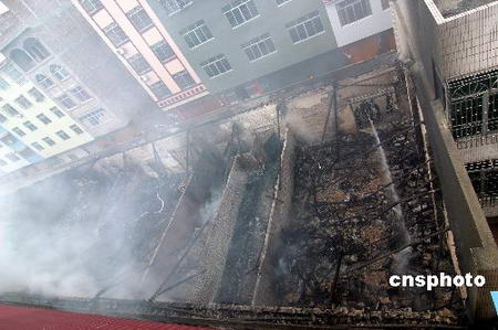 组图:广西玉林发生大火3小时烧毁6座仓库