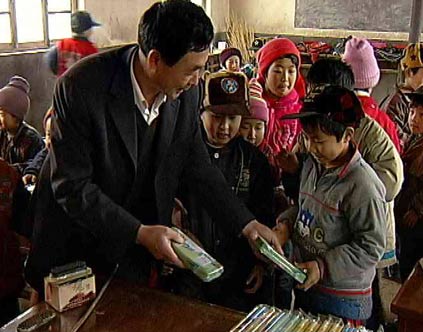 慈善人物的尴尬:陌生人上门讨钱讨住(组图)