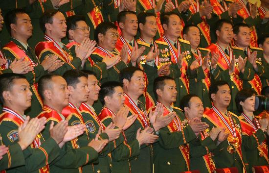 图文:百名中国武警忠诚卫士受表彰(1)