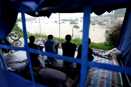 组图:广东梅州大雨引发水灾