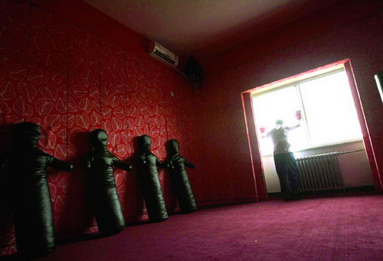 图文:劳教人员在宣泄开始前看着窗外