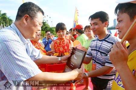 南宁国际龙舟邀请赛首日决出六项冠军(组图)