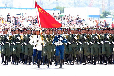 图文:驻港部队八一阅兵护旗手