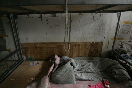 6月18日,在平乐园一工地上,一民工在自己的宿舍床上因不给工资上吊