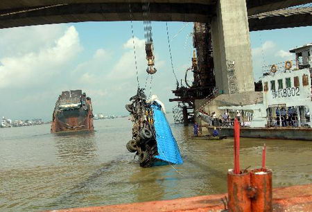 组图：广东九江大桥坍塌事故首辆失踪车辆出水