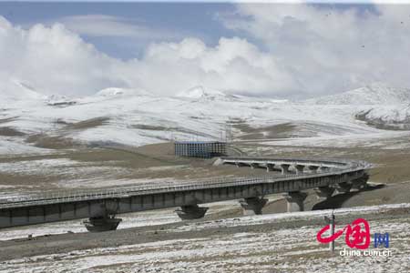 穿行于唐古拉山的青藏铁路