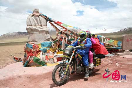 图文:一对侠客骑摩托车走青藏线