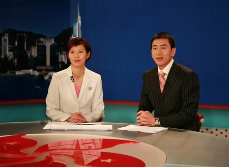 图文:CCTV4主持人鲁健与香港亚视女主播李彤