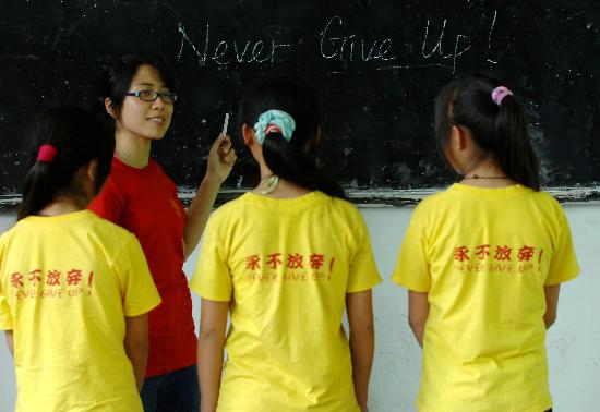 图文:支教老师教学生用英文读永不放弃