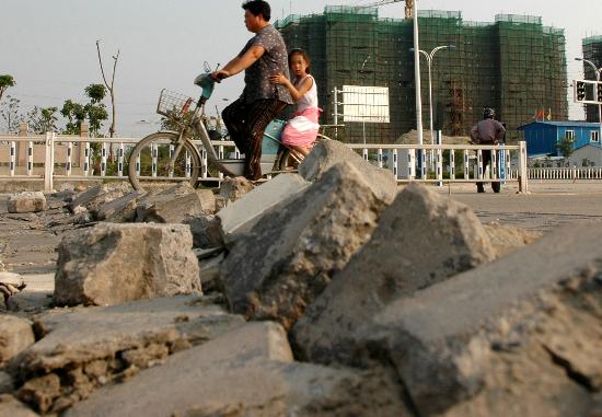 图文:#(晚报)(2)江苏泰兴出现高温天气 道路被晒