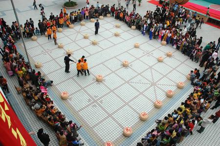 图文:香港柳州两地小学生们在巨型棋盘上对弈