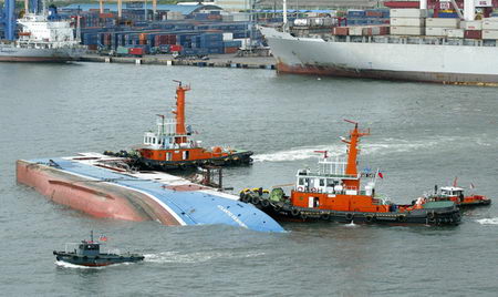 台湾高雄港造船厂一艘千吨渔船被大风浪掀翻