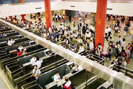 图文:罗湖火车站回港人潮