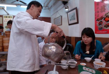 图文:沏茶倒水的阿伯一丝不苟