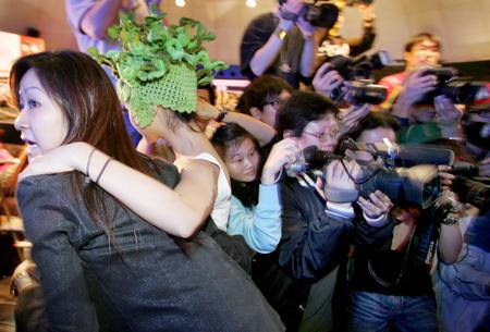 图文:受伤的女演员被架出记者的包围圈