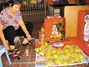 香港民俗:习俗化石鹅颈桥下打小人(组图)