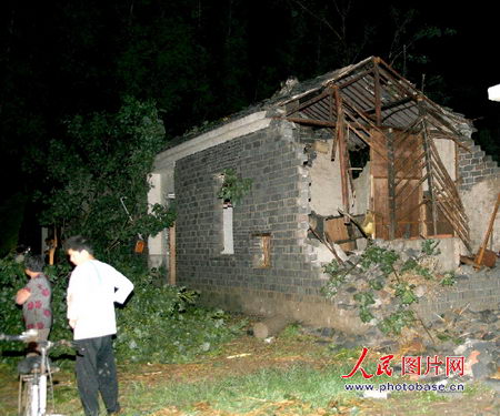 组图:龙卷风袭击江苏高邮5人死亡