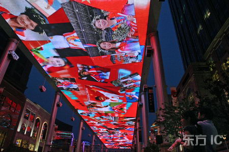 图文:亚洲最大电子屏播放宣传片欢庆奥运