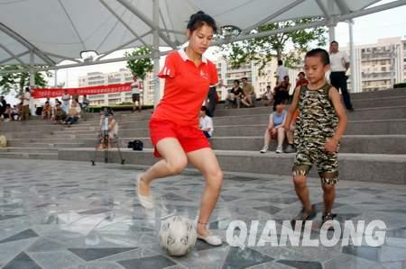 体育电影《隐形的翅膀》首进社区(组图)