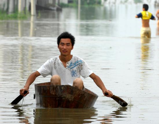 图文:安徽省霍邱县临淮新镇农民乘木盆出行