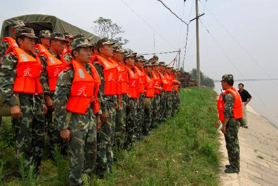 图文:武警安徽总队官兵在堤坝上严阵以待