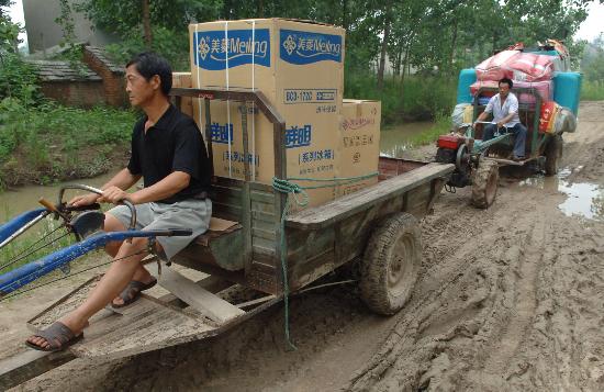 图文:安徽霍邱县城东湖蓄洪区万名群众大转移