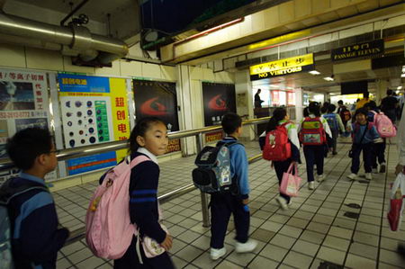 图文:小朋友通过罗湖口岸的绿色通道过关