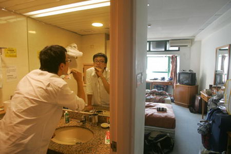 图文:卫生间里的内地赴港大学生