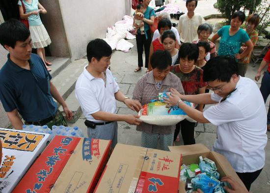 图文:安徽淮南卫生局干部向灾民发放药品食品