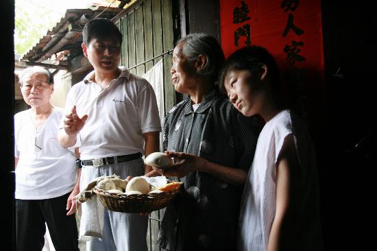 图文:安徽淮南街道办事处工作人员了解灾情