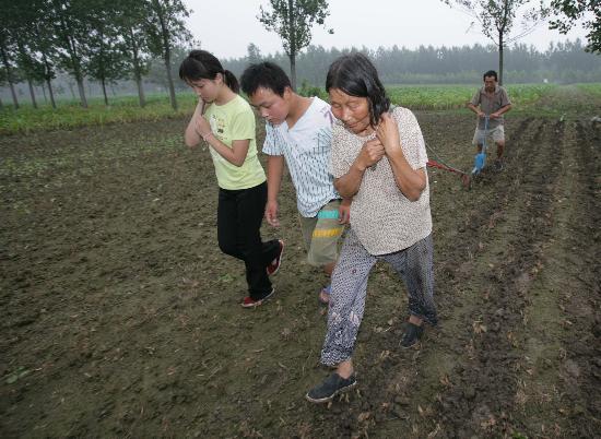 图文:安徽临泉农民在已绝收的田地里补种玉米