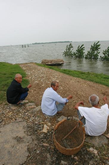 由于连日的暴雨,安徽省颍上县出现严重的内涝,杨湖镇政府
