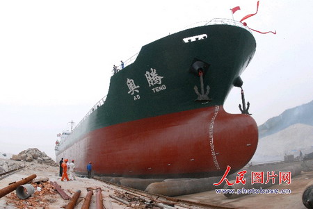 浙江民企建造17000吨散货船顺利下水(组图)