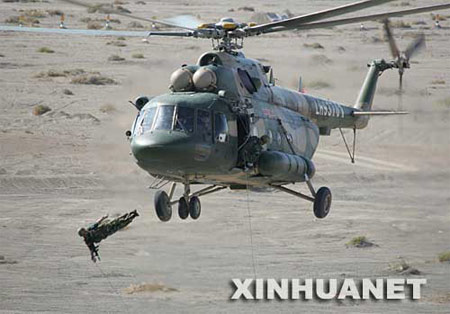 图文:特种作战队员在进行快速滑降训练