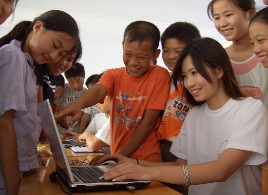 图文:山东枣庄龙子心中学迎来大学生支教团