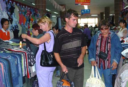 图文:俄罗斯游客在满洲里购买中国服装