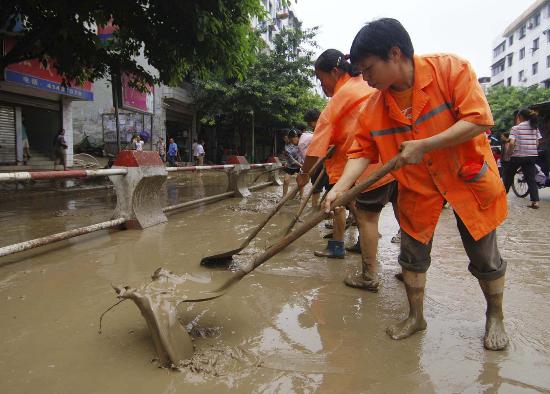 图文:环卫工人在清理街道上的淤泥