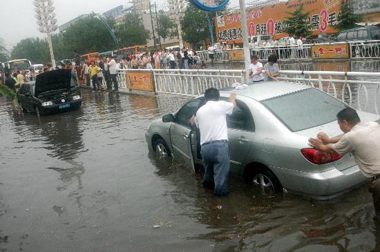 图文:积水造成河北邢台街头部分车辆熄火