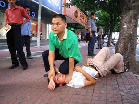 图文:广州便衣警察岗顶擒贼