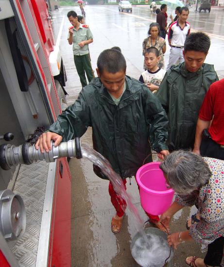 图文:消防车正在给县城内的居民送水