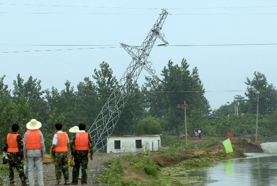 图文:高压电塔被洪水冲倒