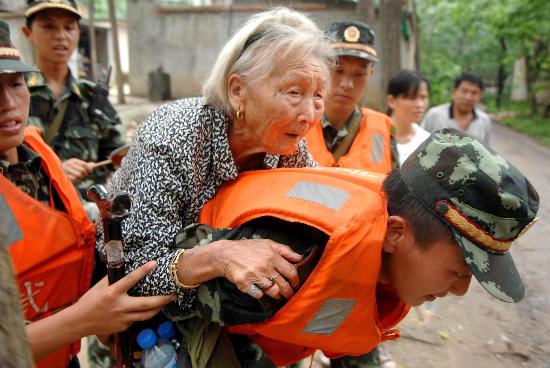 图文:武警学员在凤阳县背着86岁老人紧急转移