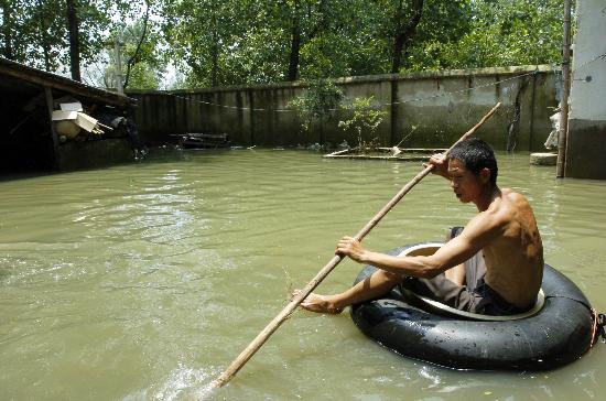 图文:安徽颍上县村民在进水院内划着自制小船
