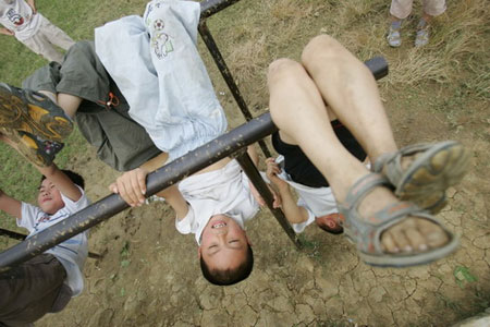 图文:安徽迎客松希望小学学生吊双扛