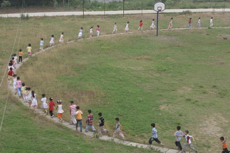 图文:小学生在石板道上跑步