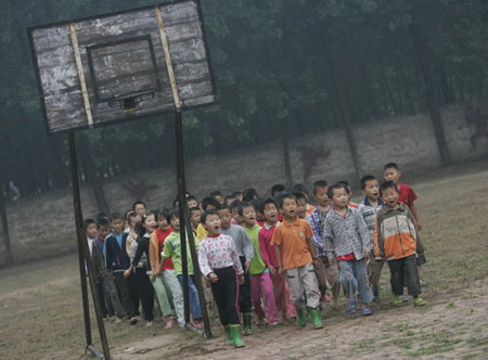 图文:山东新华希望小学生上体育课