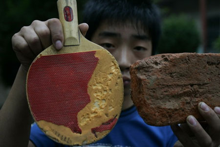 图文:小学生展示打乒乓球必备物件