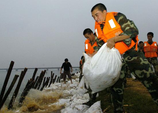 图文:武警安徽淮南支队官兵用沙袋固堤
