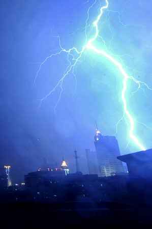 图文:东莞南城上空一道闪电划破长空