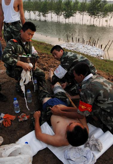 图文:抗洪受伤战士接受紧急治疗